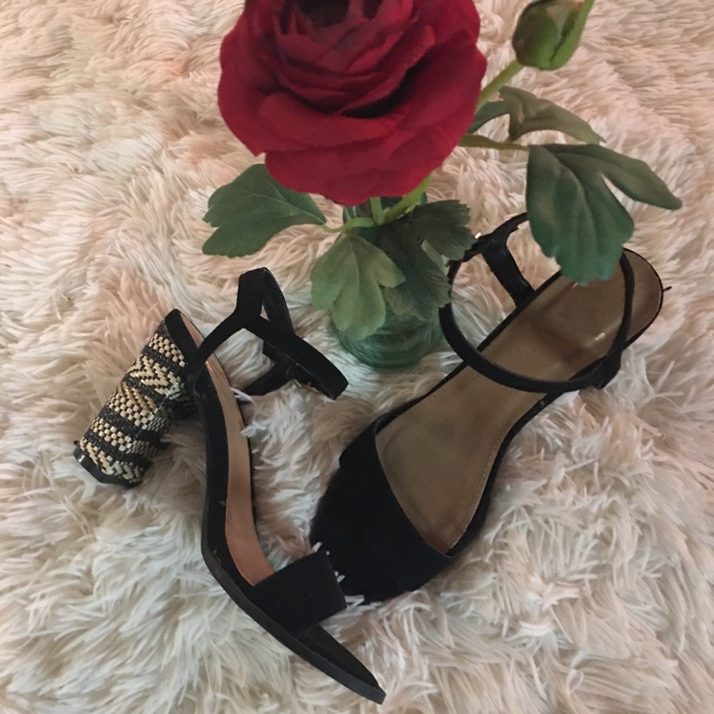 Report - blk/ ultra suede sandals.👜